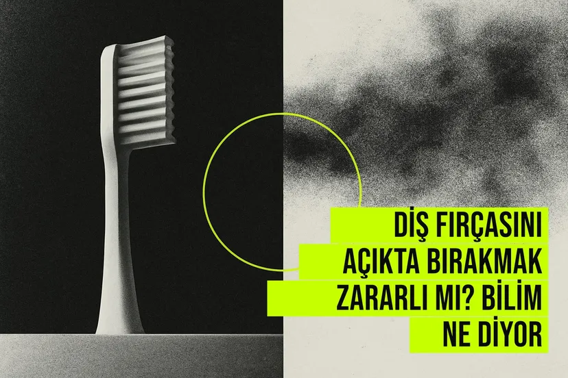 fotoğraf, bir banyoda açıkta bırakılmış diş fırçasının yanındaki su damlacıkları ve havaya yayılmış mikropların etkisini gösteriyor.