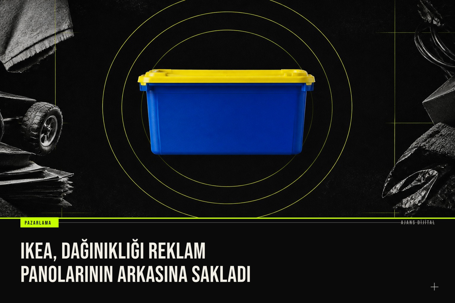 IKEA’nın yeni açık hava kampanyasında evdeki dağınıklık, reklam panosunun arkasına gizlenerek SAMLA saklama kutuları öne çıkarılıyor.