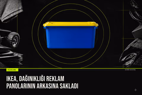 IKEA’nın yeni açık hava kampanyasında evdeki dağınıklık, reklam panosunun arkasına gizlenerek SAMLA saklama kutuları öne çıkarılıyor.