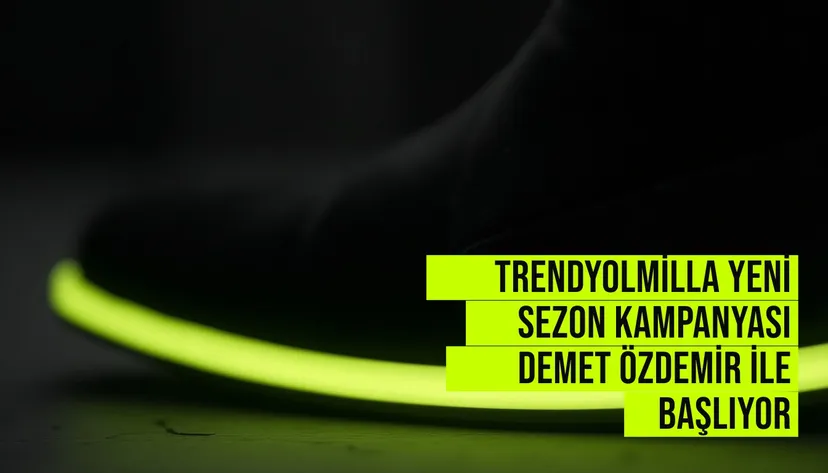 Demet Özdemir Trendyolmilla yeni sezon kampanya filmsinde şık kombinlerle poz verirken gülümser.