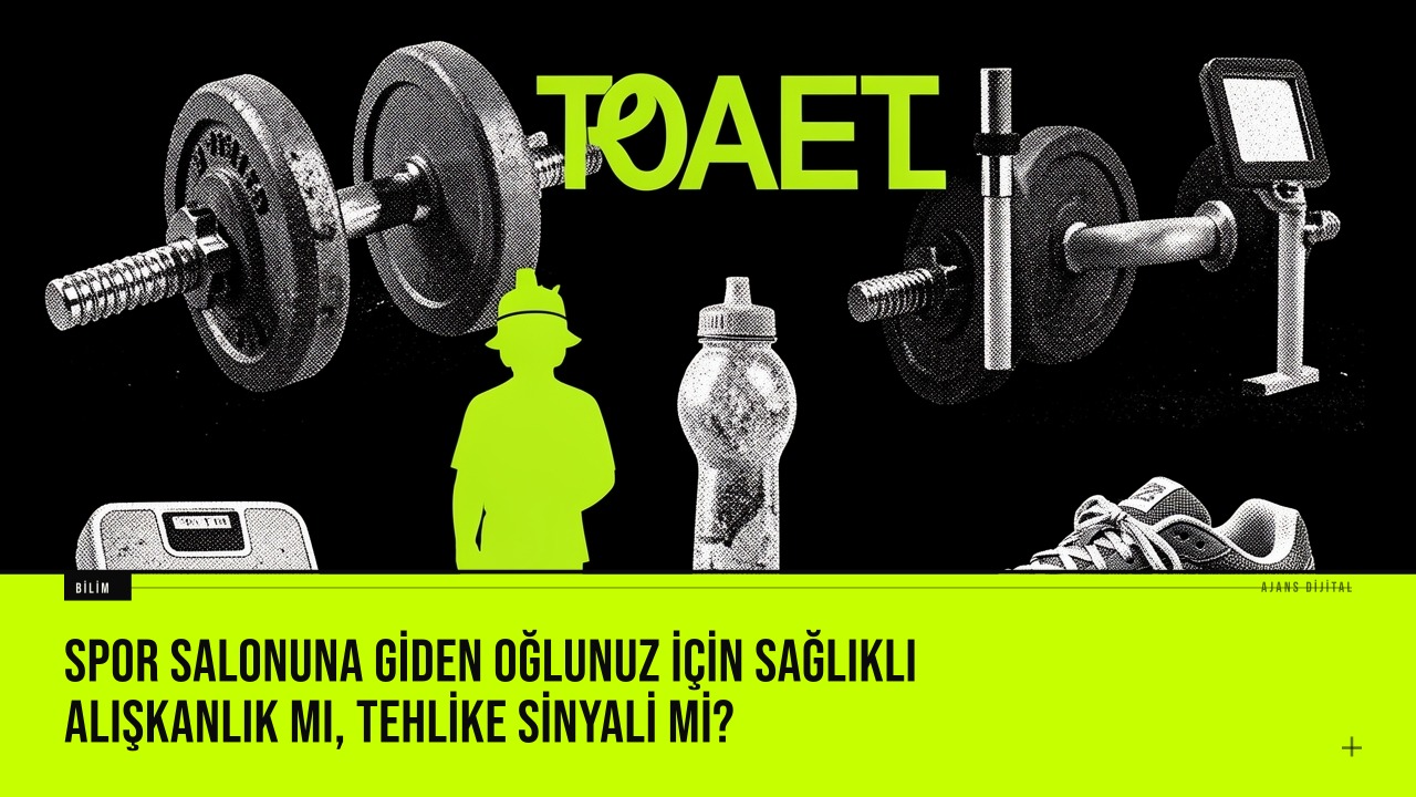 Ergen bir erkek spor salonunda ayna karşısında kaslarını incelerken protein tozu şişesi yanında duruyor.