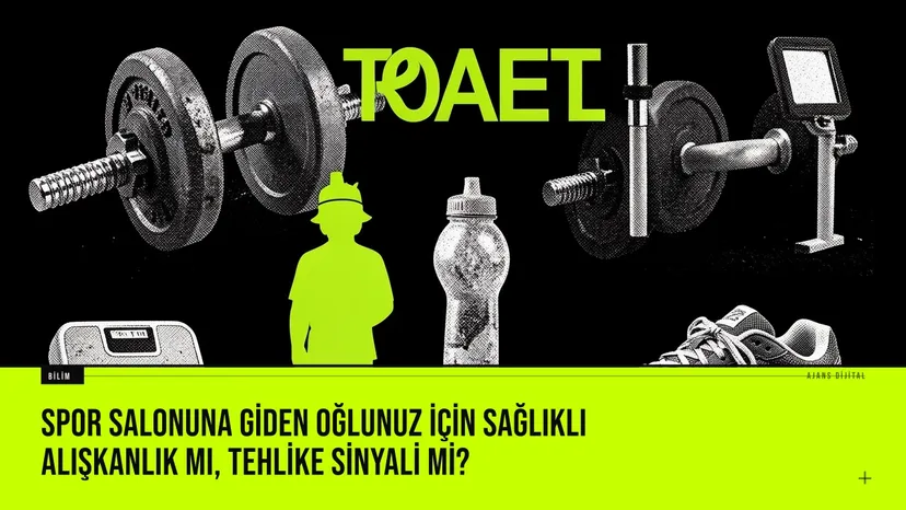 Ergen bir erkek spor salonunda ayna karşısında kaslarını incelerken protein tozu şişesi yanında duruyor.