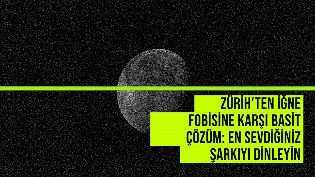 iğne fobisi olan bir hasta, tedavi sırasında kulaklık takarak en sevdiği şarkıyı dinlerken nazik bir ifadeyle bakıyor