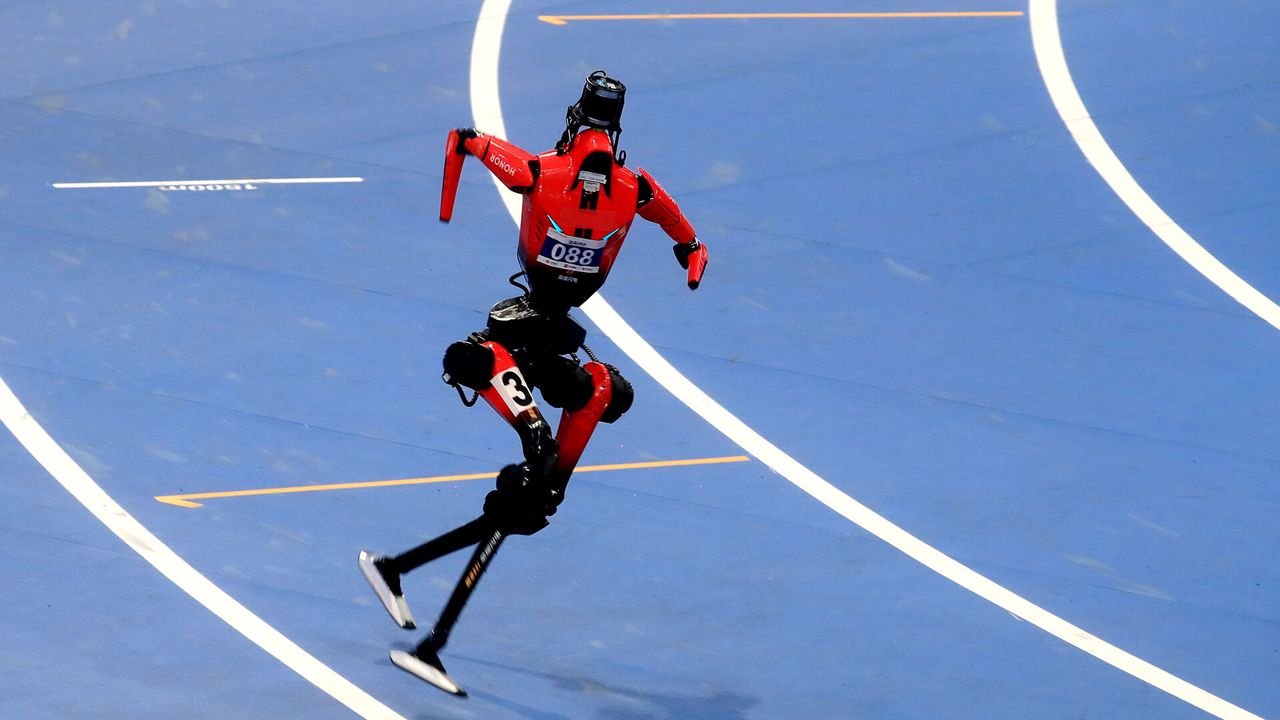 İki insansı robot, 100 metrede Bolt’un derecesini geçti: 9,39 sn
