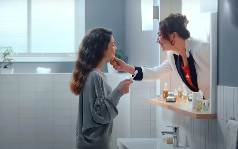 Parodontaxin yeni reklam kampanyasinin yuzu demet akbag oldu