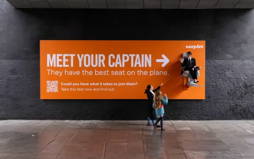 Easyjetin yeni kampanyasi konusan reklam panolari