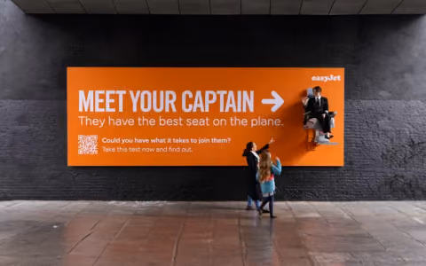 Easyjetin yeni kampanyasi konusan reklam panolari