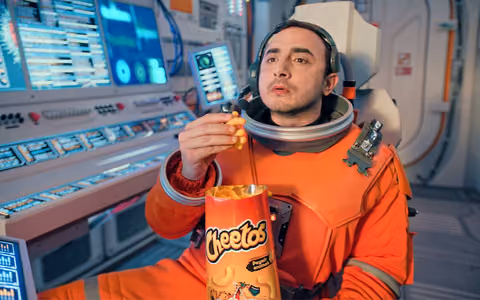 Cheetos lezzeti kendini ele verir reklam filmi ile yayinda