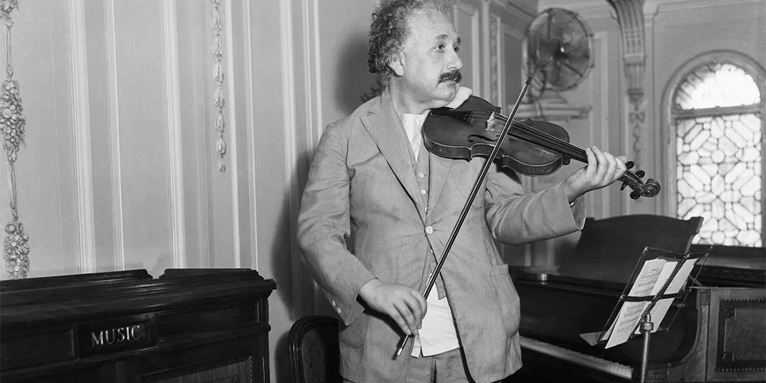 Keman çalıyordu